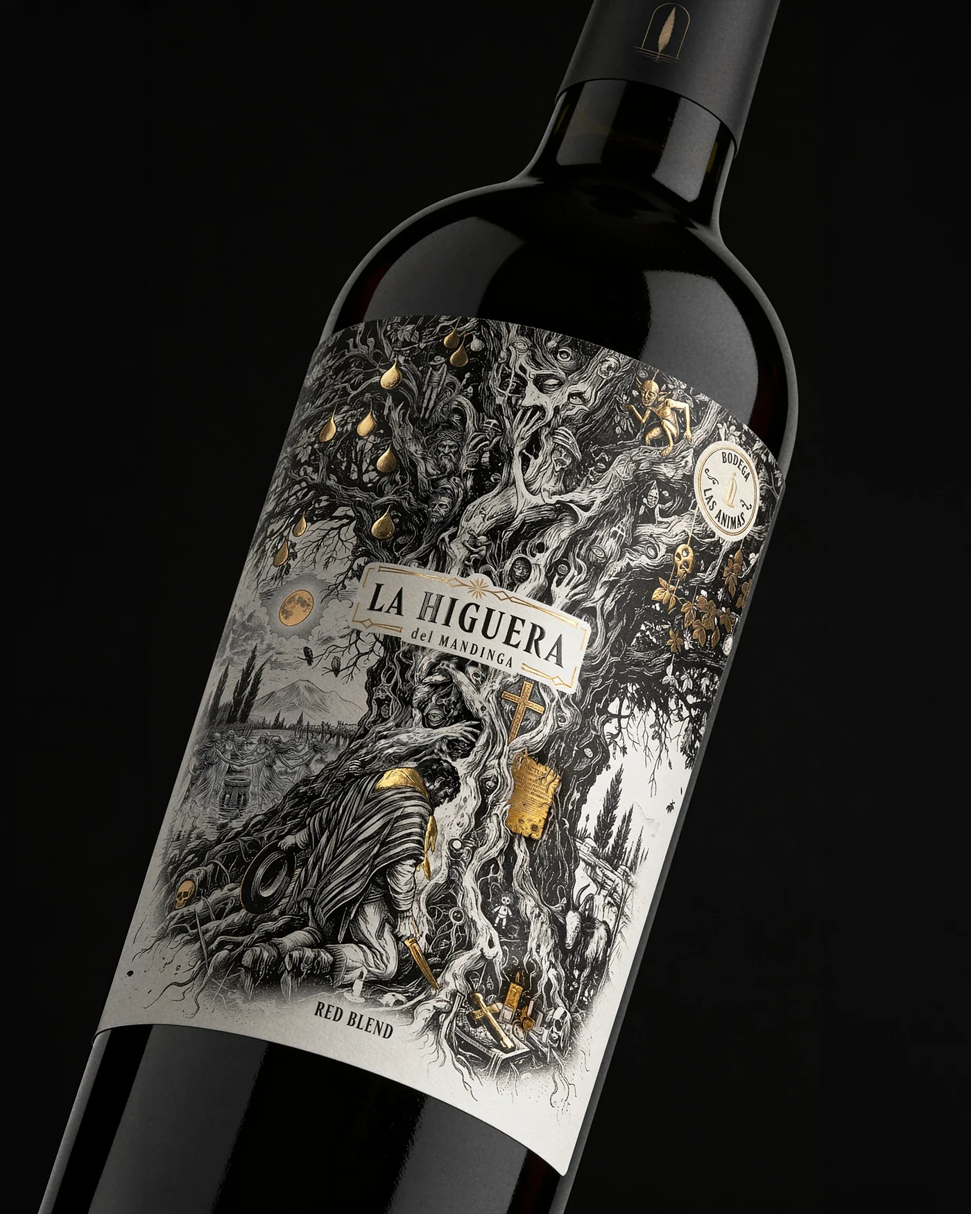 Aplicación de la etiqueta en botella.